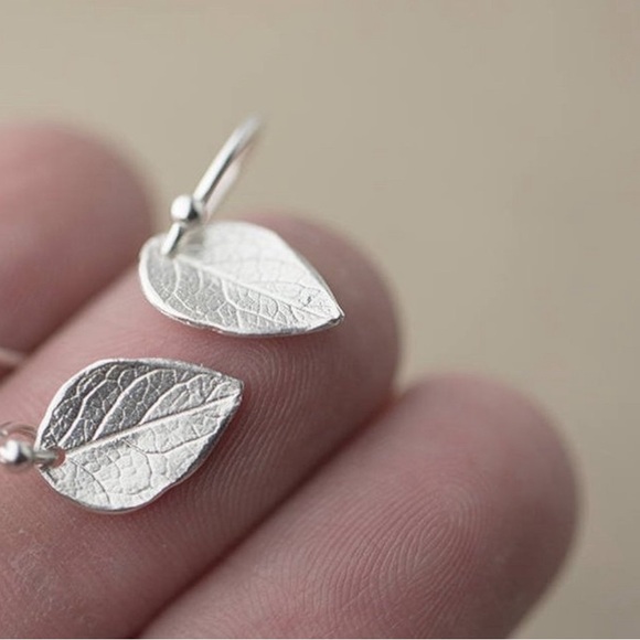 NWT Dazzling 925 Solid Sterling Silver Leaf Earrings. - Picture 4 of 5